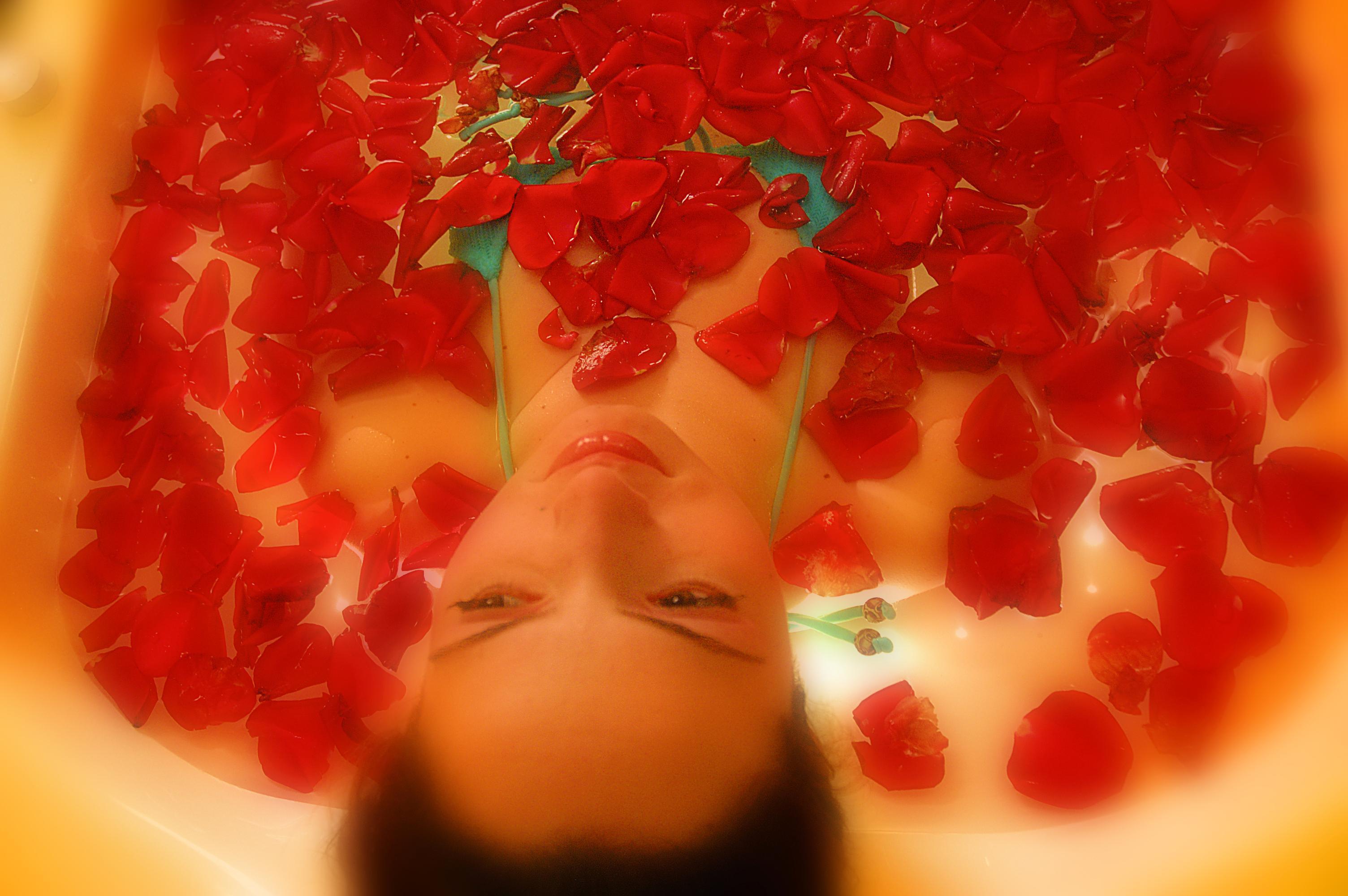 El Mouradi Gammarth Hotell Eksteriør bilde A woman in a rose petal bath